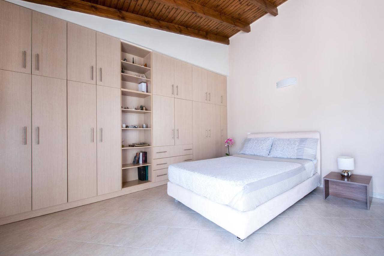 Appartamento Top floor modern studio in central Koropi Esterno foto